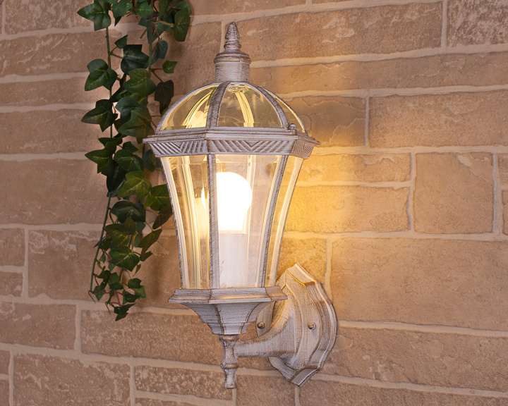 Уличные классические фонари и светильники для освещения загородного дома